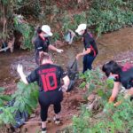 Estudiantes de la carrera de Derecho de la Facultad la limpieza del cauce del arroyo Karumbe'y de la ciudad de Villarrica.