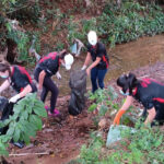 Estudiantes de la carrera de Derecho de la Facultad la limpieza del cauce del arroyo Karumbe'y de la ciudad de Villarrica.
