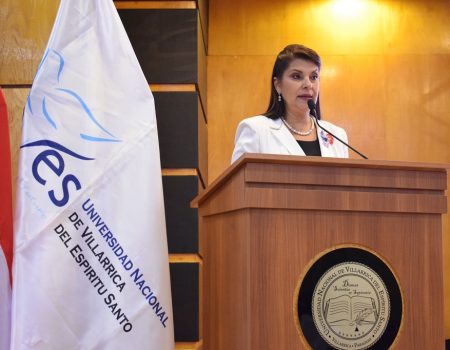 Prof. Mst. Gloria Santos de Torres, decana de la Facultad de Ciencias Económicas.