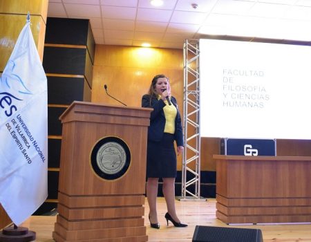 Prof. Mst. Alba González López, Decana de la Facultad de Filosofía y Ciencias Humanas.